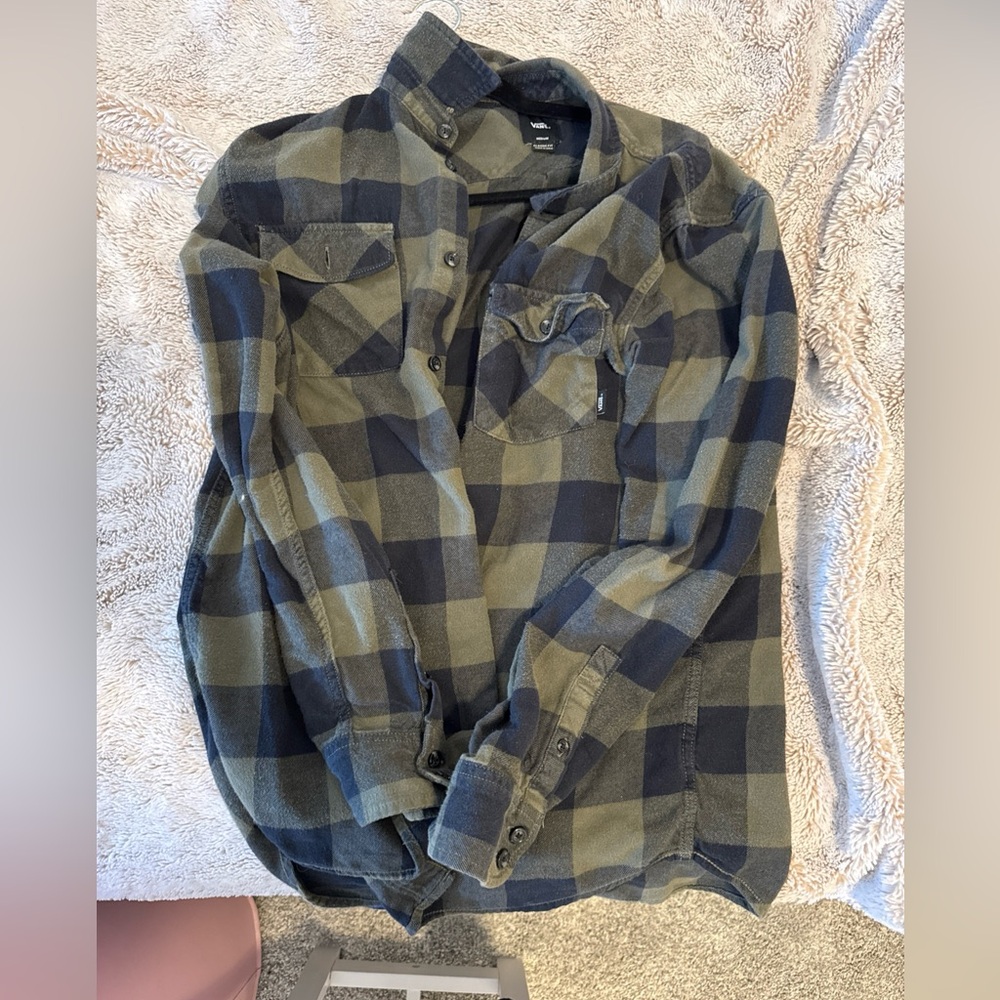 Black and olive vans, classic fit, medium T-shirt, long sleeve